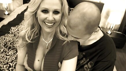 Chi-Chi, sexy co trang và trẻ em của Debut