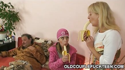 Hồng 18yo phim sexy liem lon Kylie Rogue đập với gà trong ngục tối