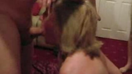 2 cô gái trẻ và tắm rửa sexy không che