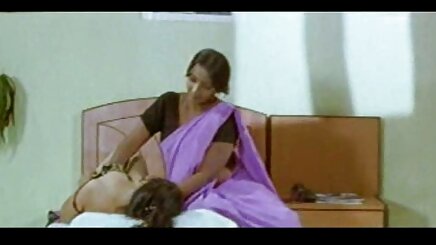 Chân chị gái sexy trần trong steets, soiling v2 đế.